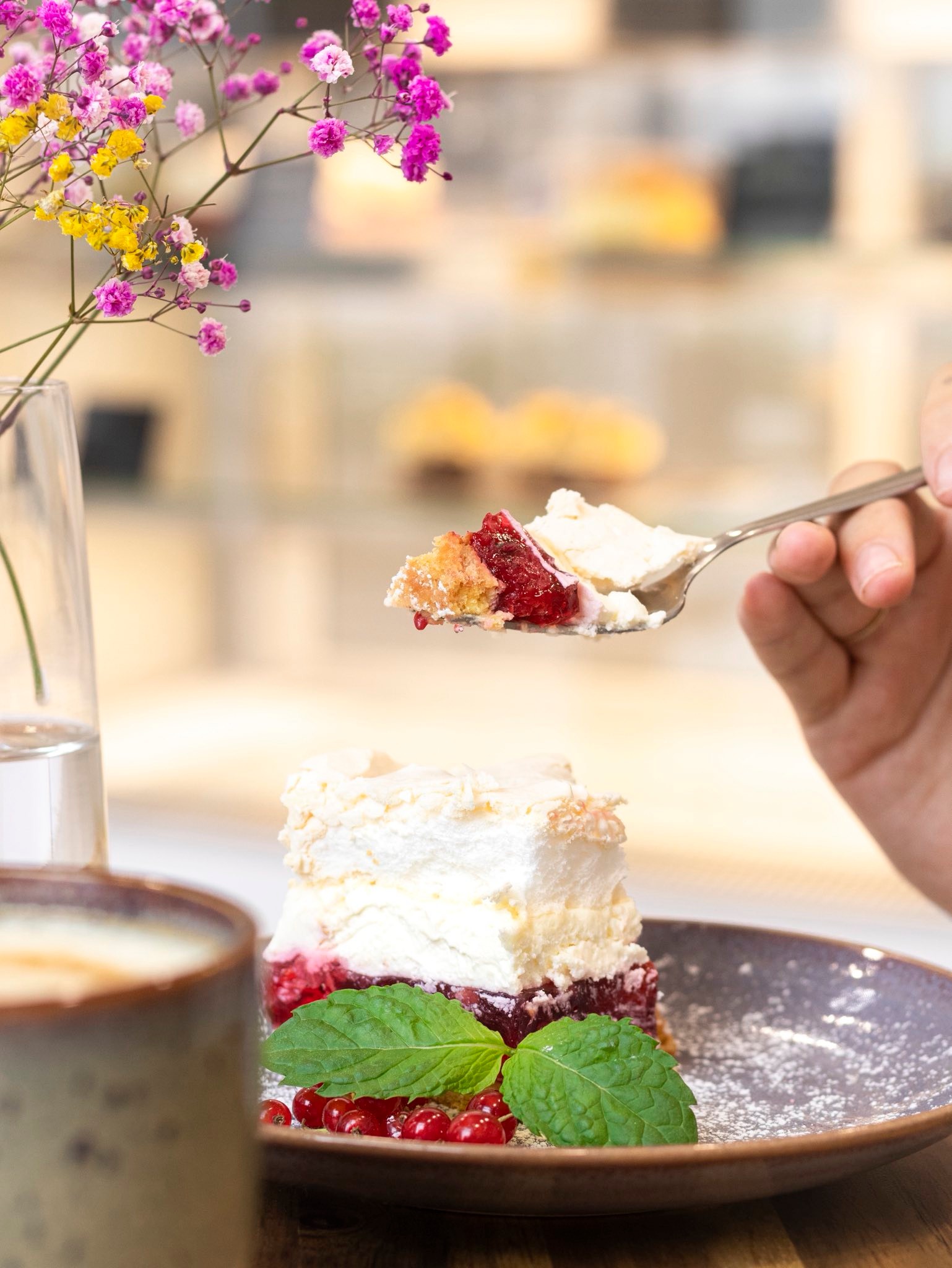 Sernik z malinami i kruszonką