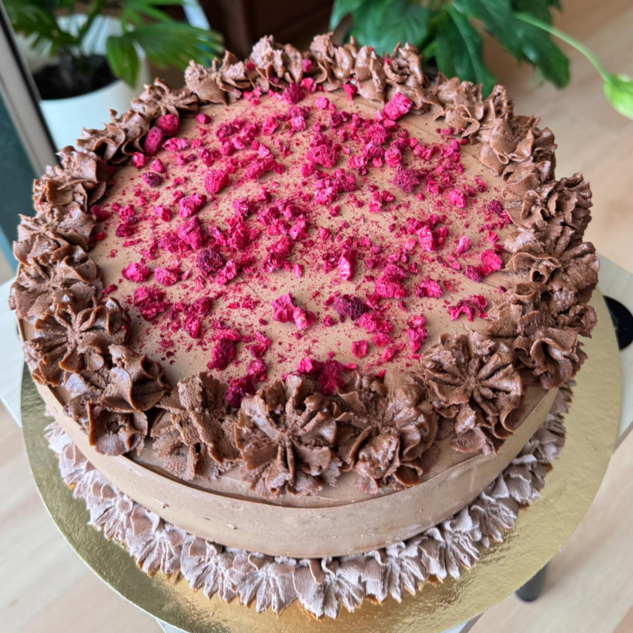 Tort urodzinowy z kremem i świeżymi owocami – Wrocław